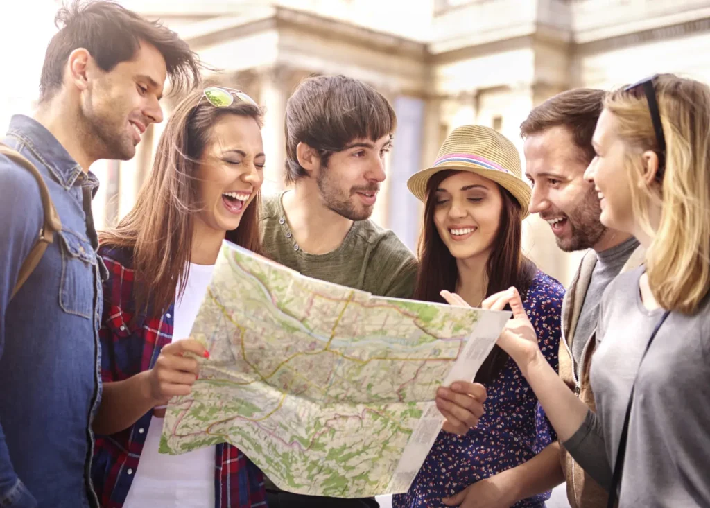 Szlak Inspiracji - Wycieczki - Grupa ludzi z mapą na wycieczce